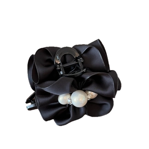 Pince à cheveux élégante en satin noir avec nœud, perles blanches et strass brillants