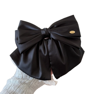 Grande pince à cheveux nœud en satin noir avec emblème doré pour coiffures élégantes