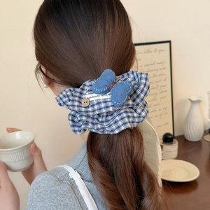 Chouchou à carreaux bleus avec nœud en denim et bouton en bois pour coiffure