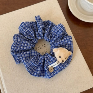 Chouchou à carreaux bleus avec tête d'ours en peluche et bouton décoratif en bois