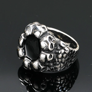 Vista detallada del anillo punk de calavera con gema negra ovalada y detalles de fundición