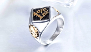 Makroaufnahme des 1%er Biker-Rings mit goldenem Totenkopf und schwarzer Textur
