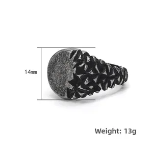 Detailansicht der 14 mm breiten und strukturierten Oberfläche eines Herrenrings aus Titanstahl