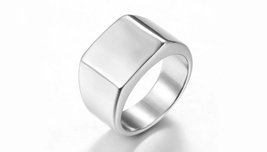 Nahaufnahme eines minimalistischen silbernen Siegelrings mit polierter quadratischer Oberseite
