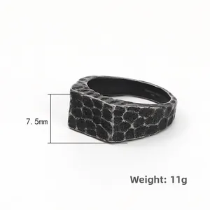 Detail eines 7,5mm breiten Titanstahlrings mit robuster Hammerschlag-Oberfläche