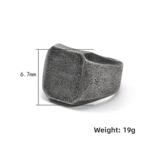 Details des Vintage-Siegelrings aus Titanstahl für Herren mit 6,7 mm Höhe und 19 g Gewicht