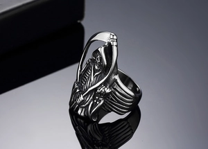 Rilievo dettagliato del Tristo Mietitore su anello in acciaio al titanio vintage nero