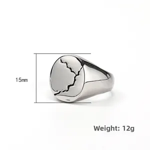 Detailansicht Siegelring aus Titanstahl mit schwarzem Rissmuster, Gewicht 12g Höhe 15mm