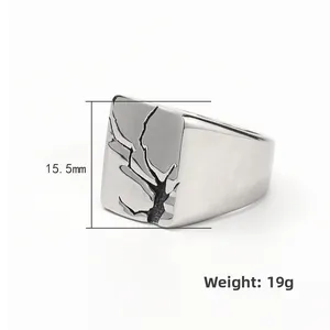 Makroaufnahme des quadratischen Titanstahl-Siegelrings mit 15,5 mm Fläche und Textur