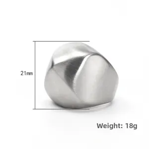 Detailansicht eines silbernen Titanstahlrings mit gebürstetem Finish und 21mm Höhenmaß