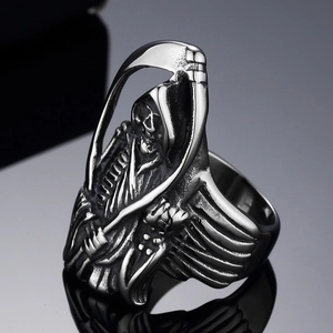 Anello gotico tristo mietitore in argento vintage con dettagli teschio e falce