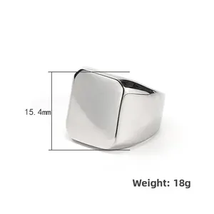 Detailsicht des 15,4 mm breiten quadratischen Siegelrings für Herren aus Titanstahl