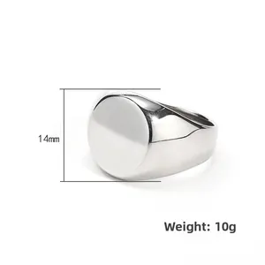 Nahaufnahme eines polierten Siegelrings aus Edelstahl mit 14mm Fläche und 10g Gewicht
