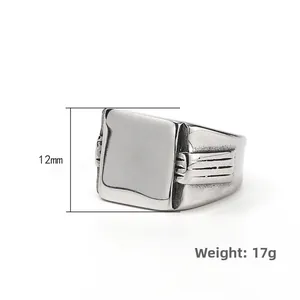 Makro-Detail des Herren-Titanrings mit 12mm Höhe und 17g Gewicht im Profil