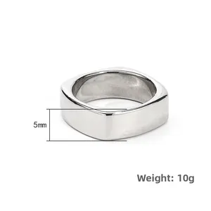 Detailansicht zeigt die 5mm Höhe und 10g Gewicht dieses silbernen Titanstahl Rings