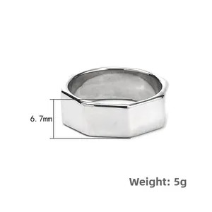 Detailansicht der 6,7 mm Breite und polierten Oberfläche dieses Titanstahl-Rings für Herren