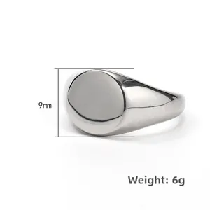 Makroansicht des 9mm runden Siegelrings aus Titanstahl mit poliertem Silber-Finish