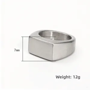 Detailansicht eines 7mm gebürsteten Titanstahl-Quadratrings mit 12g Gewicht