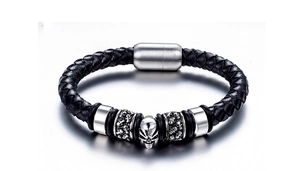Gros plan du bracelet punk en cuir avec crâne en argent et perles de croix en métal
