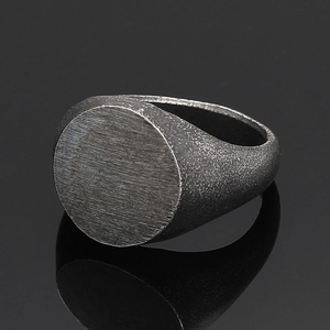 Detaillierte Makroansicht des gunmetal Titanstahlrings mit horizontal gebürsteter Textur