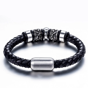 Bracelet en cuir tressé noir avec breloques tête de mort en argent et fermoir magnétique