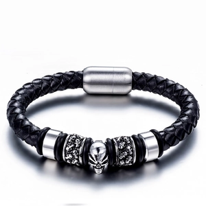 Bracelet pour homme en cuir tressé noir avec breloque crâne en argent et style punk goth