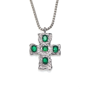 Collier pendentif croix martelé avec zircons verts sur une chaîne en argent