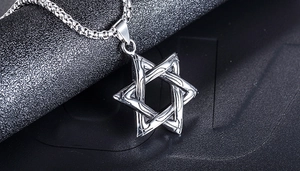 Makroaufnahme des Hexagramm-Anhängers aus Edelstahl mit feiner Metallgravur-Textur