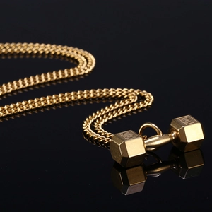 Collar con colgante de mancuerna dorado de acero inoxidable con grabado Iron en fondo negro