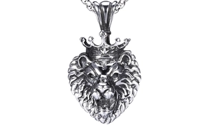 Détail macro du pendentif lion vintage avec couronne en acier inoxydable poli brillant