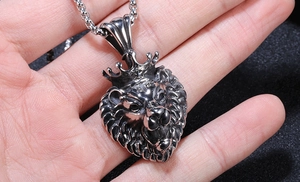 Détail du pendentif lion vintage avec couronne en acier inoxydable et gravures