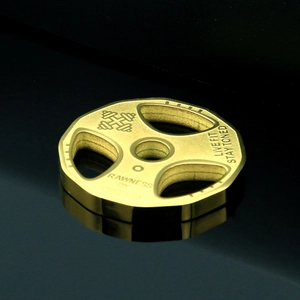 Macro di ciondolo a forma di disco per manubri dorato con incisioni su base nera riflettente