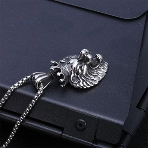 Collier pendentif tête de lion vintage avec couronne en acier inoxydable argenté sur boîte
