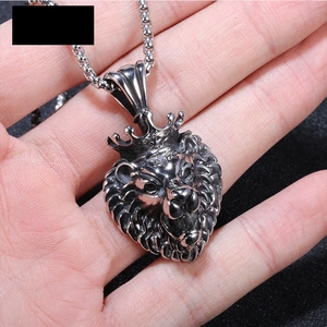 Pendentif tête de lion avec couronne en acier inoxydable vintage avec finition argentée