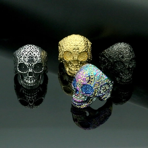 Macro detail van suikerschedel ringen in goud, zilver, zwart en regenboog staal