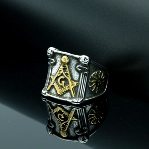 Anello massonico vintage in acciaio con bussola G dorata e dettagli di incisione sole