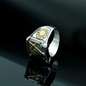 Dettaglio macro del simbolo massonico su anello vintage in acciaio inossidabile