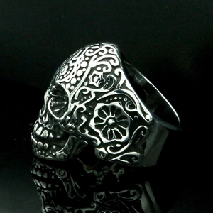 Zijaanzicht van een gothic doodskopring met vintage bloemengravures van staal