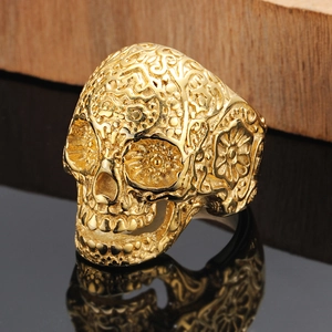 Gothische goudkleurige suikerschedel ring met bloemenpatroon en punkstijl details