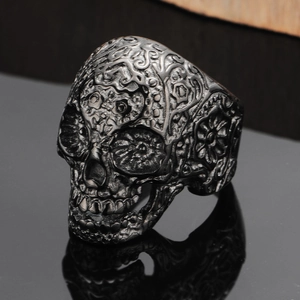 Macro-detail van gotische schedelring met bloemig snijwerk en donkere metalen afwerking