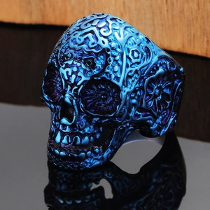 Gothic schedelring voor heren van roestvrij staal in blauw-paars verloop met gravures