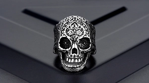 Macro-opname van de suikerschedel ring met florale gravures en gotische stalen finish