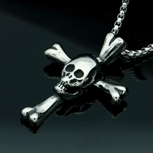 Vue macro d'un pendentif tête de mort en acier inoxydable avec reflet miroir poli
