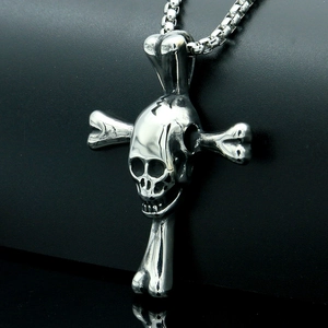Vue macro du pendentif croix crâne en acier inoxydable argenté et chaîne box