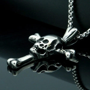 Vue macro d'un pendentif tête de mort punk 3D avec une chaîne vénitienne polie