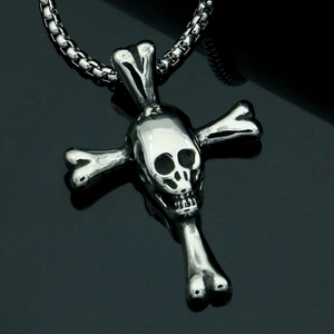 Pendentif croix tête de mort en acier inoxydable style punk avec chaîne sur miroir noir