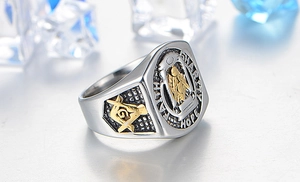 Détails du symbole maçonnique 'G' et gravure 'Charity, Faith, Hope' sur bague en acier