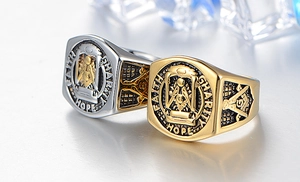 Détail macro de la bague maçonnique avec gravure Faith Hope Charity et logo compas