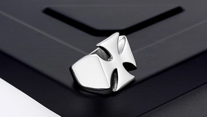 Makroaufnahme eines Edelstahlrings mit poliertem Eisernem Kreuz und Industriefinish