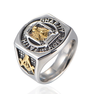 Bague maçonnique en acier poli avec logo G doré et gravures Faith Hope Charity sur les bords